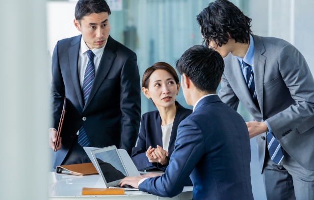 採用プロセスの見直しを話し合うリクルーターと人事担当者