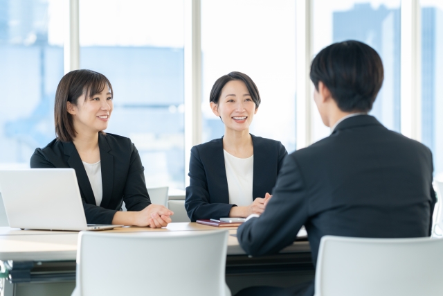 企業の魅力を説明する人事担当者とリクルーター