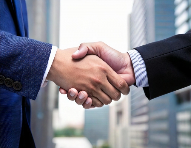 内定承諾をするビジネスパーソンと企業の握手