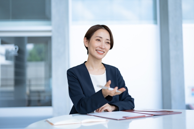 スーツ姿の女性面接官